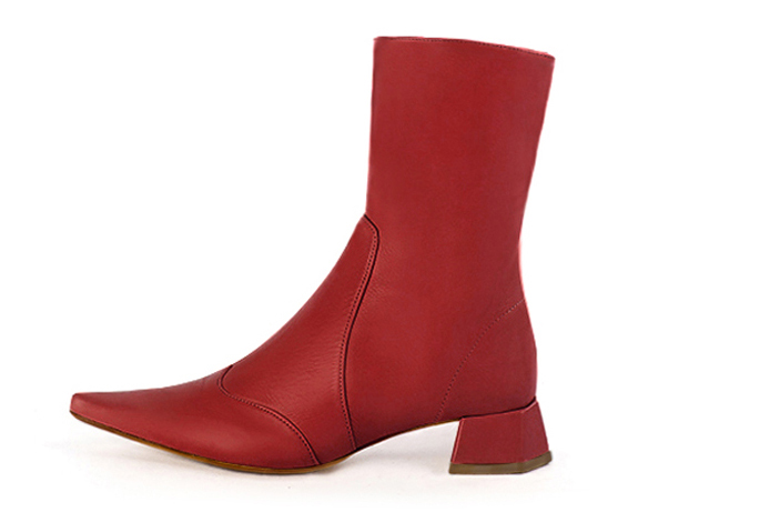 Cardinal red women's ankle boots with a zip on the inside. Pointed toe. Low flare heels. Profile view - Florence KOOIJMAN